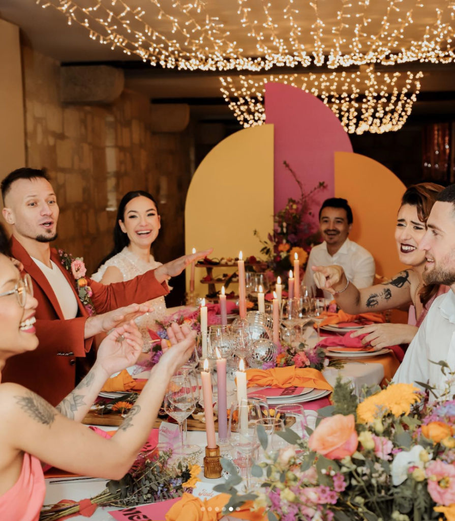 Des invités célébrant l'union des mariées lors d'un reps festif organisé par inovationevent avec un décor créé pour une experience immersive