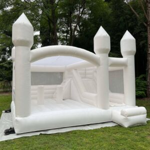 Château gonflable blanc avec toboggan