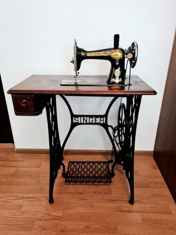 Table avec machine à coudre SINGER