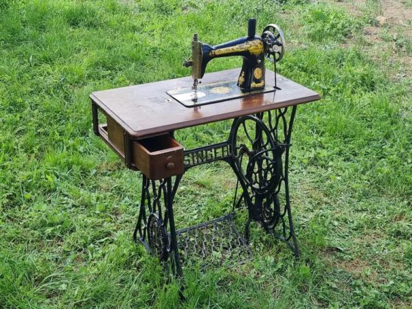 Table avec machine à coudre SINGER – Image 2